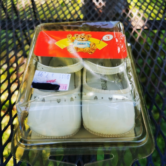 Vintage Zeddy White Faux Patent Leather Baby Shoes with Heart Cut Outs ~ Size 3 - Picture 6 of 16